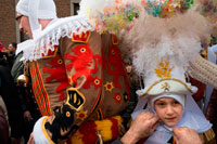 Binche festa de carnaval a Bèlgica Brussel·les. Bèlgica, el carnaval de Binche. Desfilada Festival Mundial de la UNESCO Patrimoni. Bèlgica, Valònia Municipi, província d'Hainaut, poble de Binche. El carnaval de Binche és un esdeveniment que té lloc cada any a la ciutat belga de Binche durant el diumenge, dilluns i dimarts previs al Dimecres de Cendra. El carnaval és el més conegut dels diversos que té lloc a Bèlgica, a la vegada i s'ha proclamat, com a Obra Mestra del Patrimoni Oral i Immaterial de la Humanitat declarat per la UNESCO. La seva història es remunta a aproximadament el segle 14.